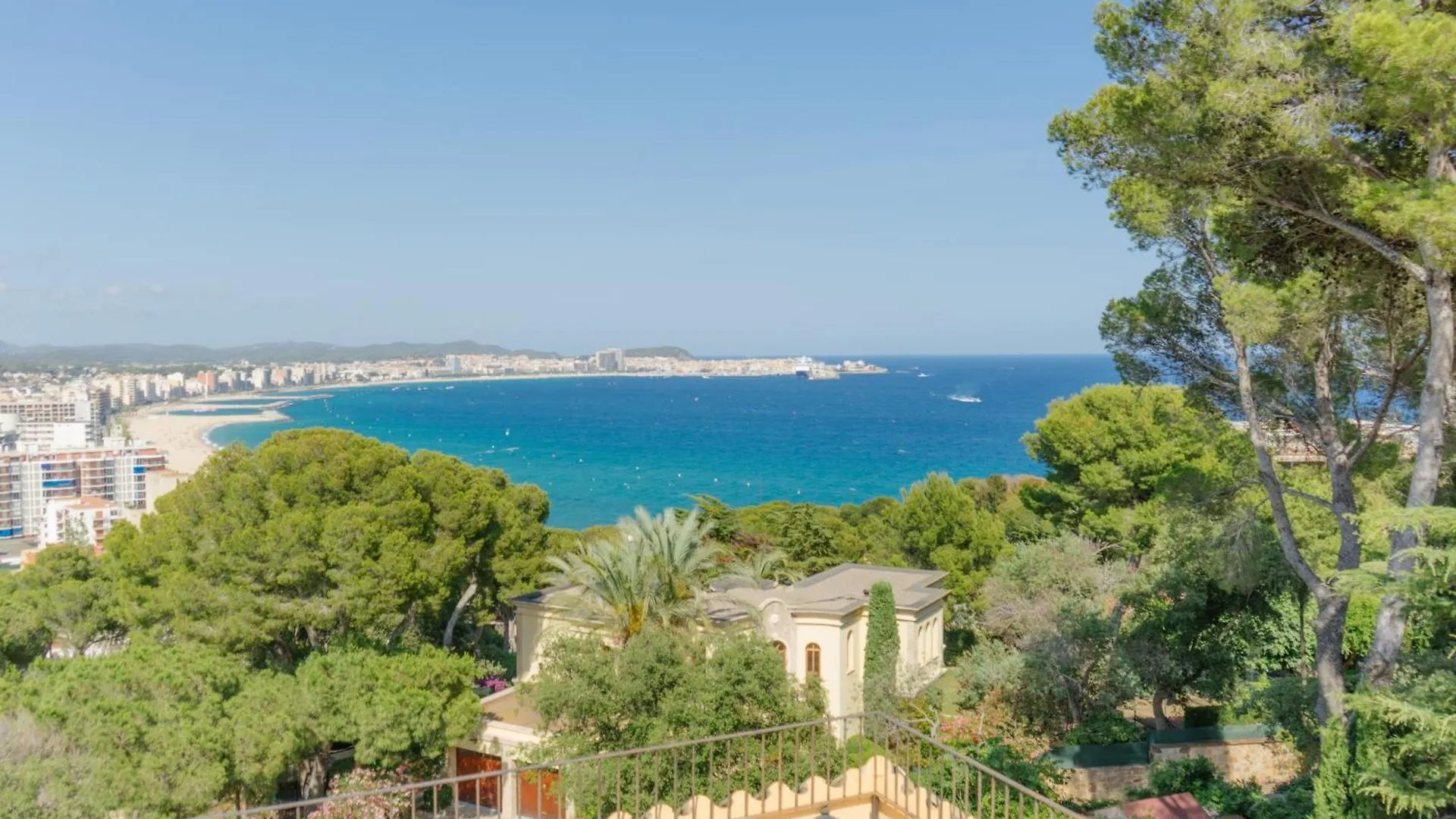 بيت للعطل فيلا Casa De Lujo En Torre Valentina كالونج